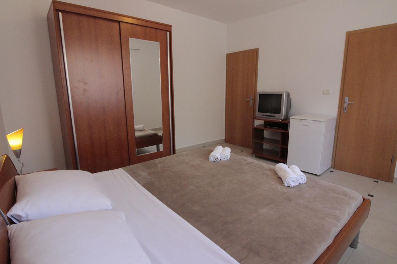 Studios & Rooms Fiesta Новалья Экстерьер фото